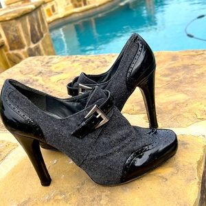 UEC Stuart Weitzman size 6 1/2 black black heels
